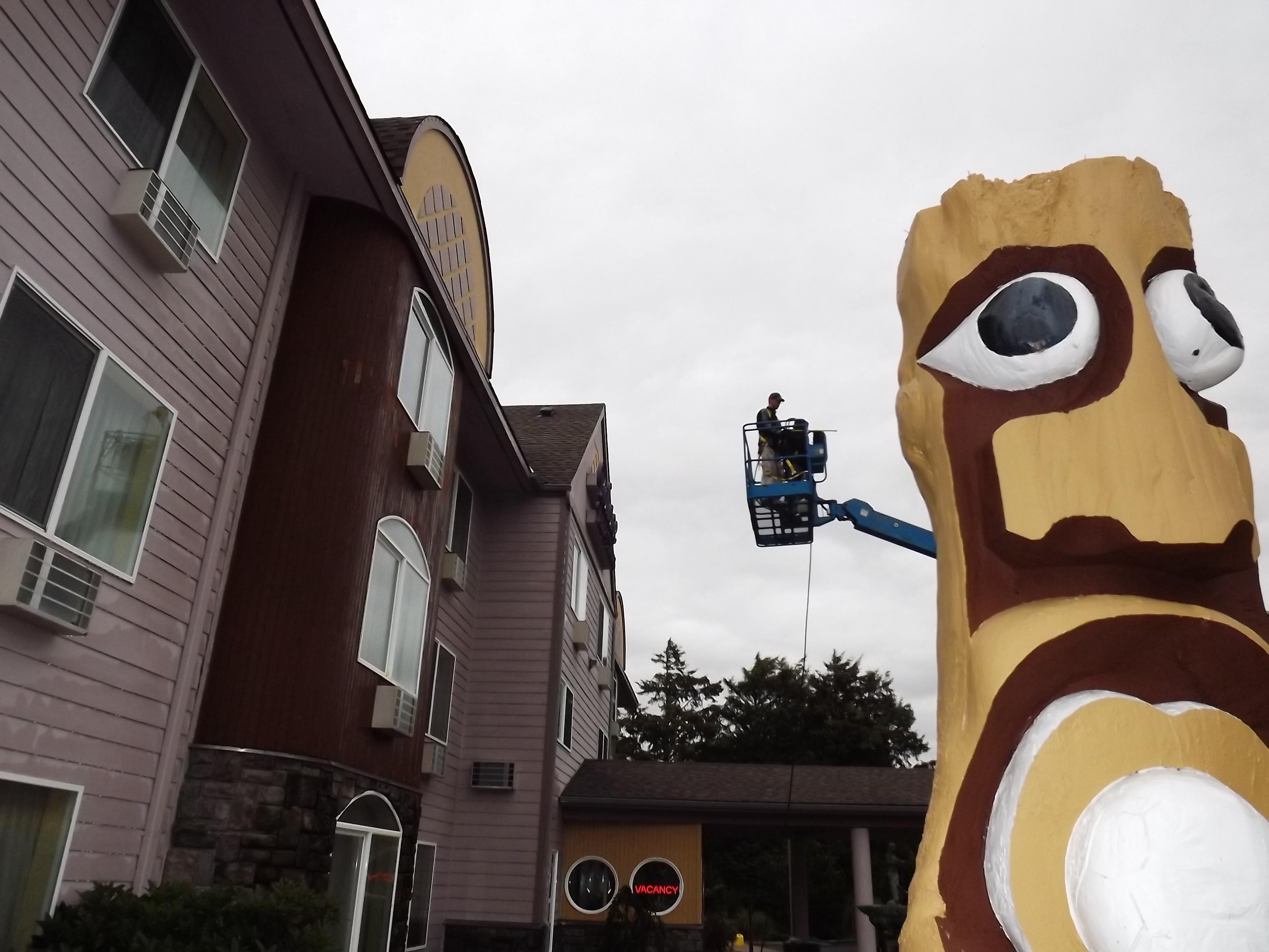 Palace Inn Hotel Exterfior Repaint Lincoln City, OR Gallery Image