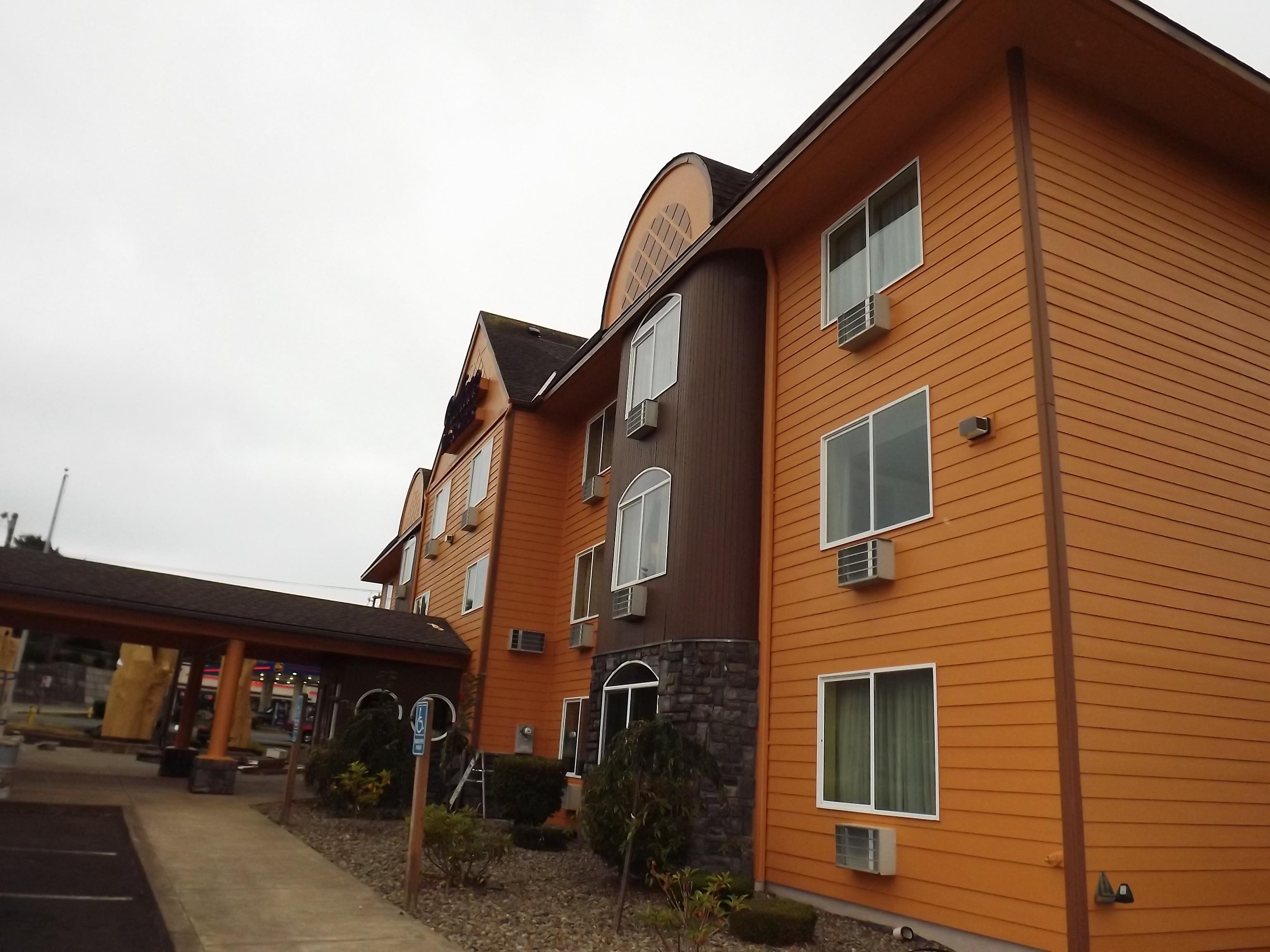 Palace Inn Hotel Exterfior Repaint Lincoln City, OR Gallery Image