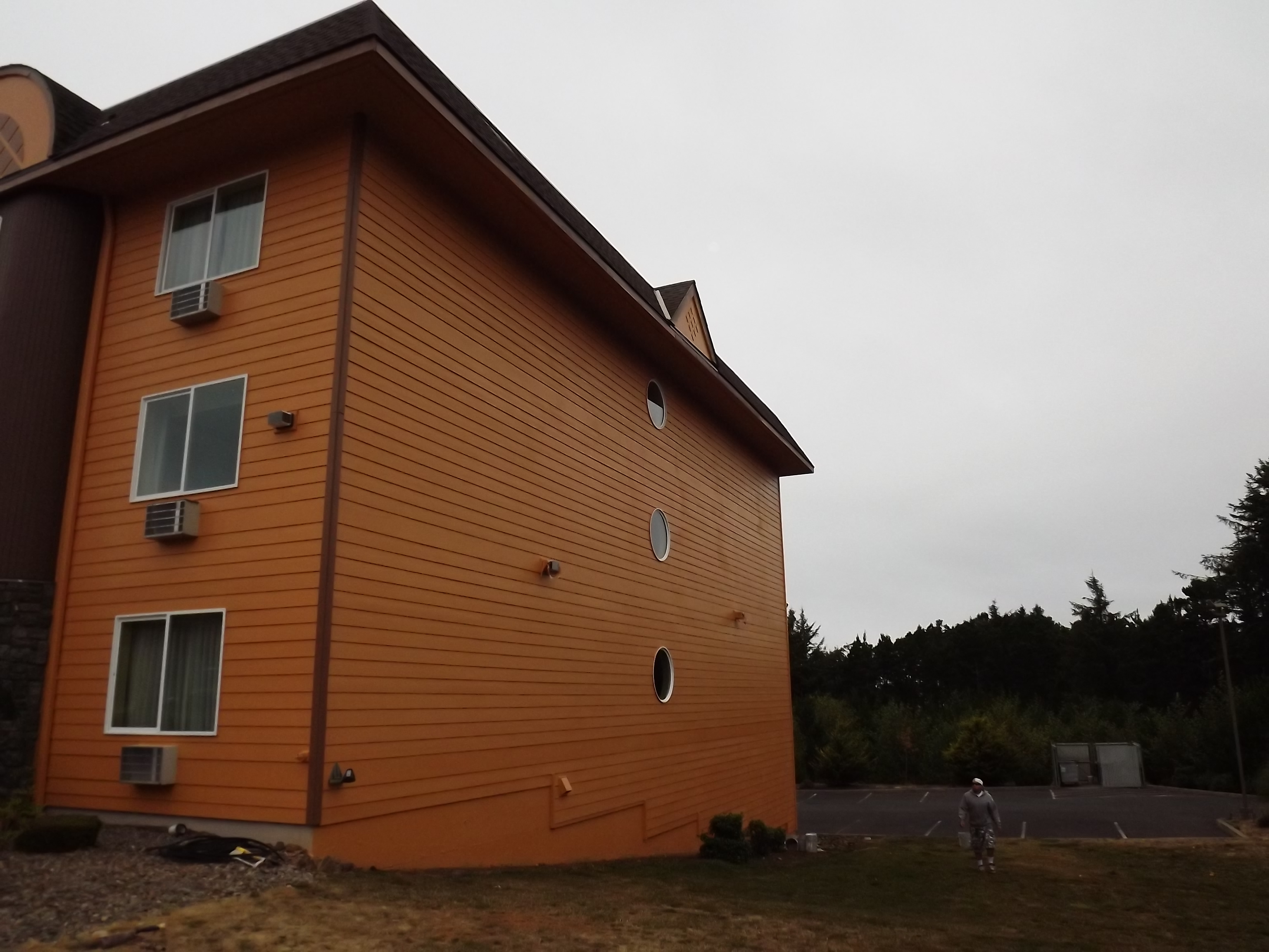 Palace Inn Hotel Exterfior Repaint Lincoln City, OR Gallery Image