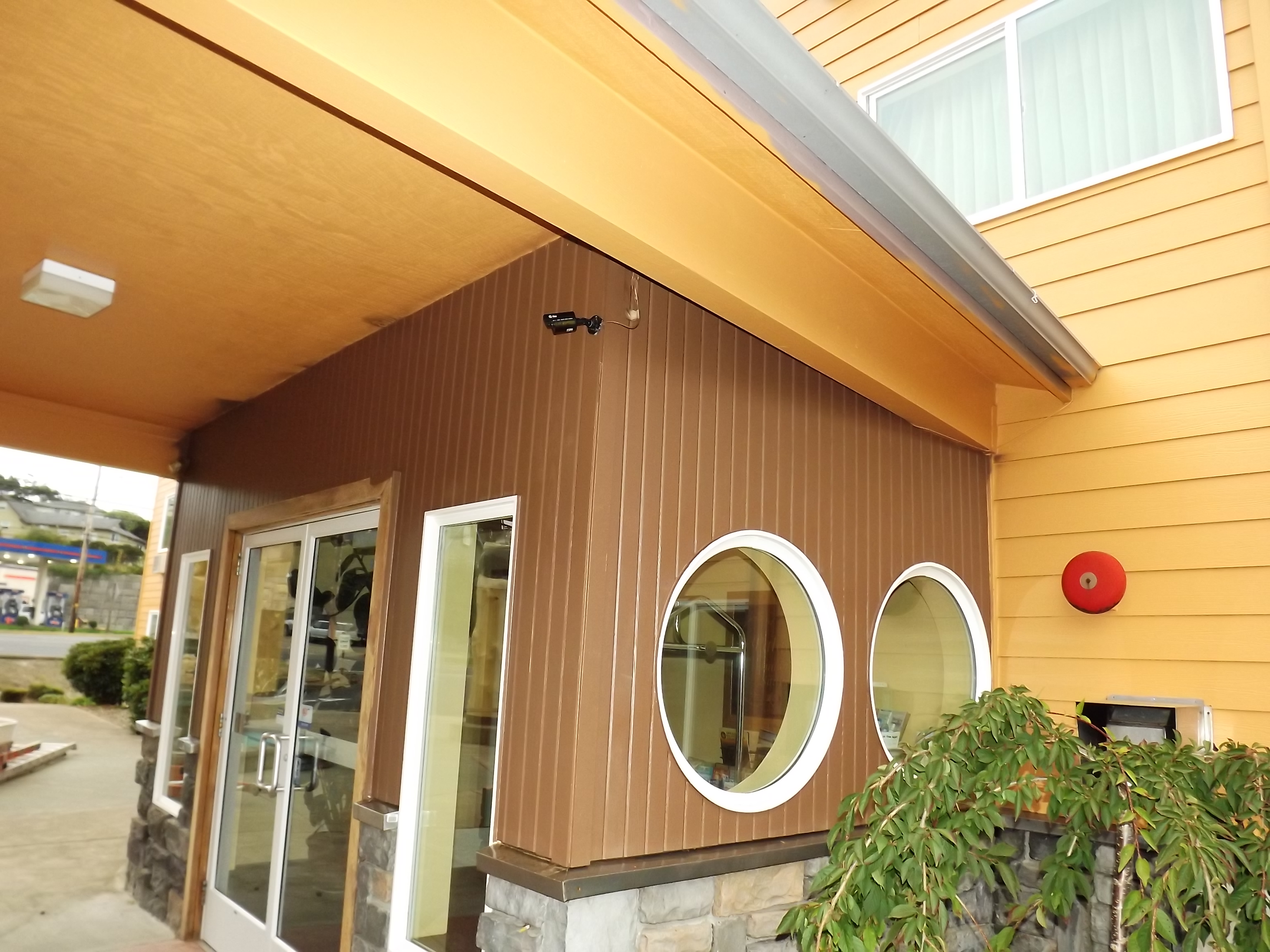 Palace Inn Hotel Exterfior Repaint Lincoln City, OR Gallery Image