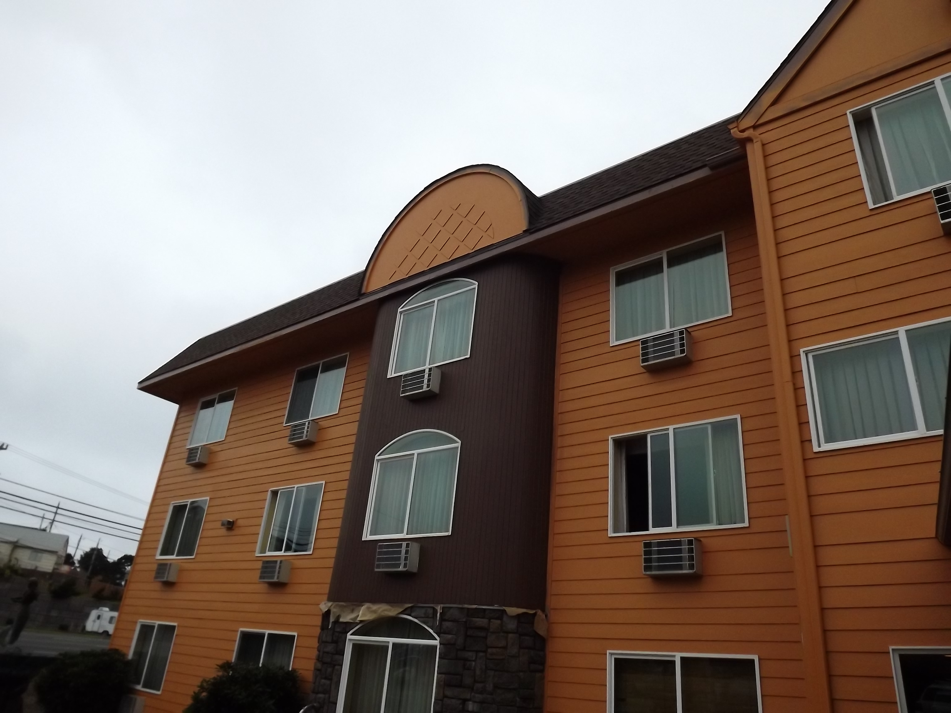 Palace Inn Hotel Exterfior Repaint Lincoln City, OR Gallery Image