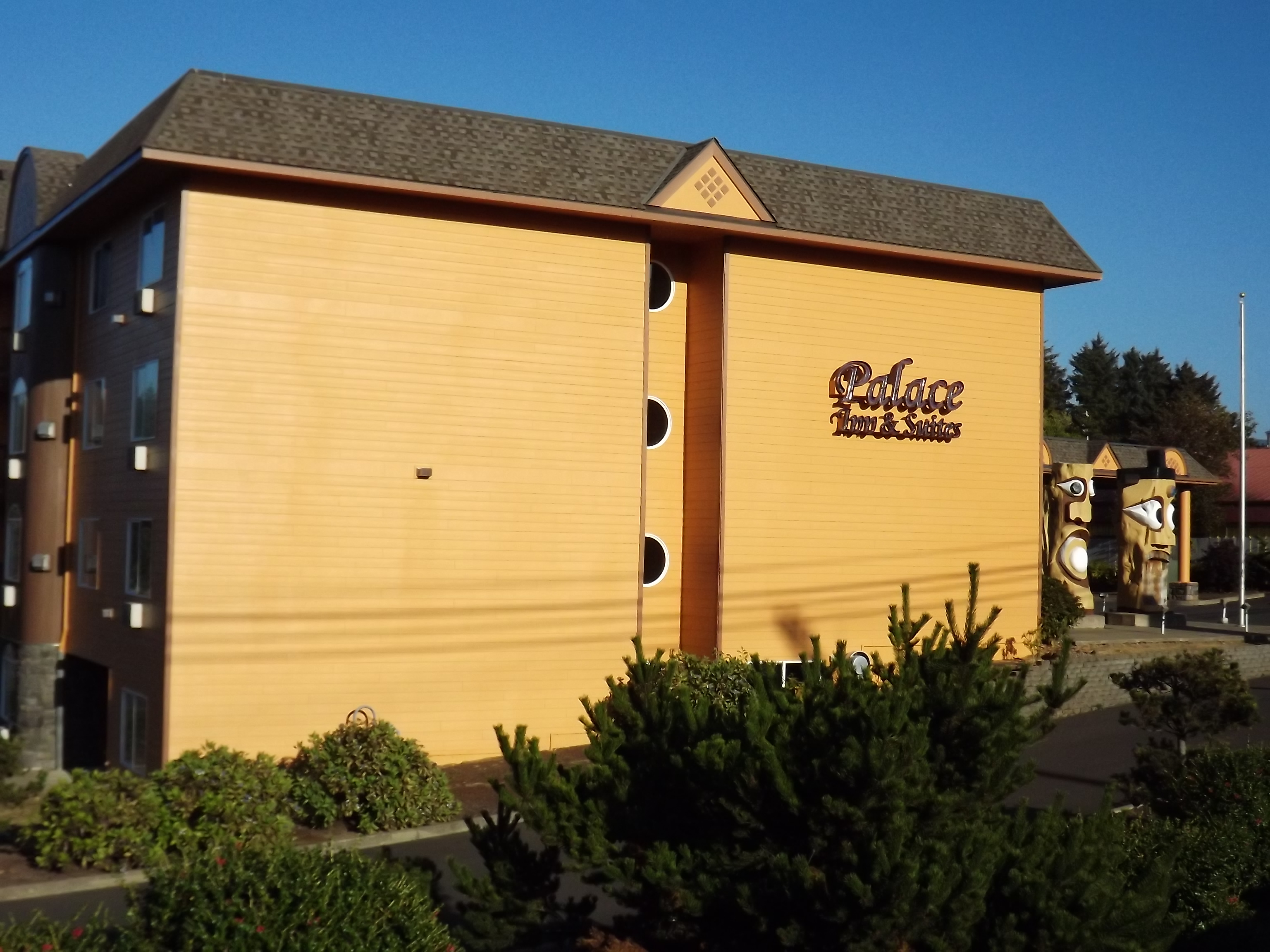 Palace Inn Hotel Exterfior Repaint Lincoln City, OR Gallery Image