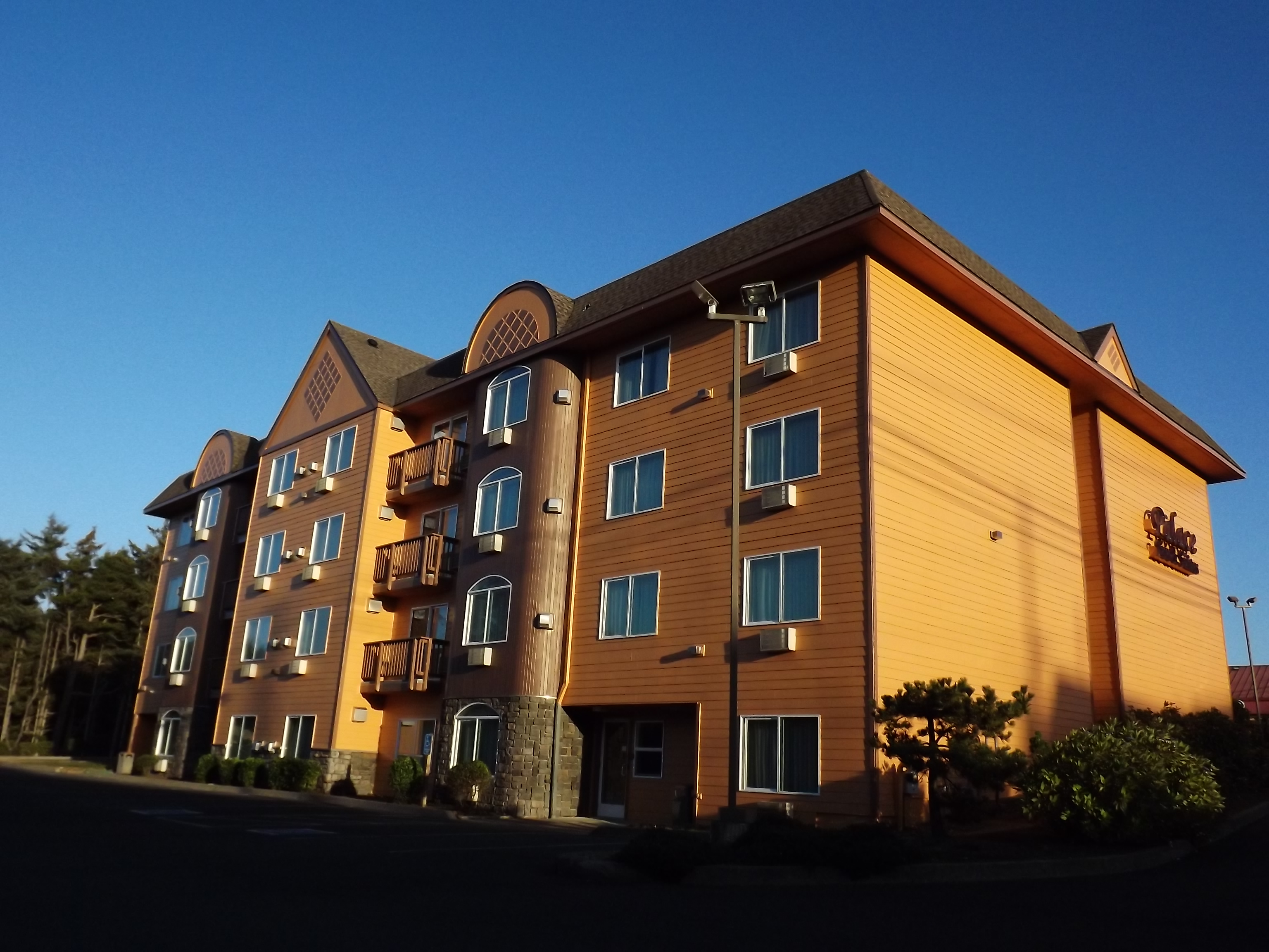 Palace Inn Hotel Exterfior Repaint Lincoln City, OR Gallery Image