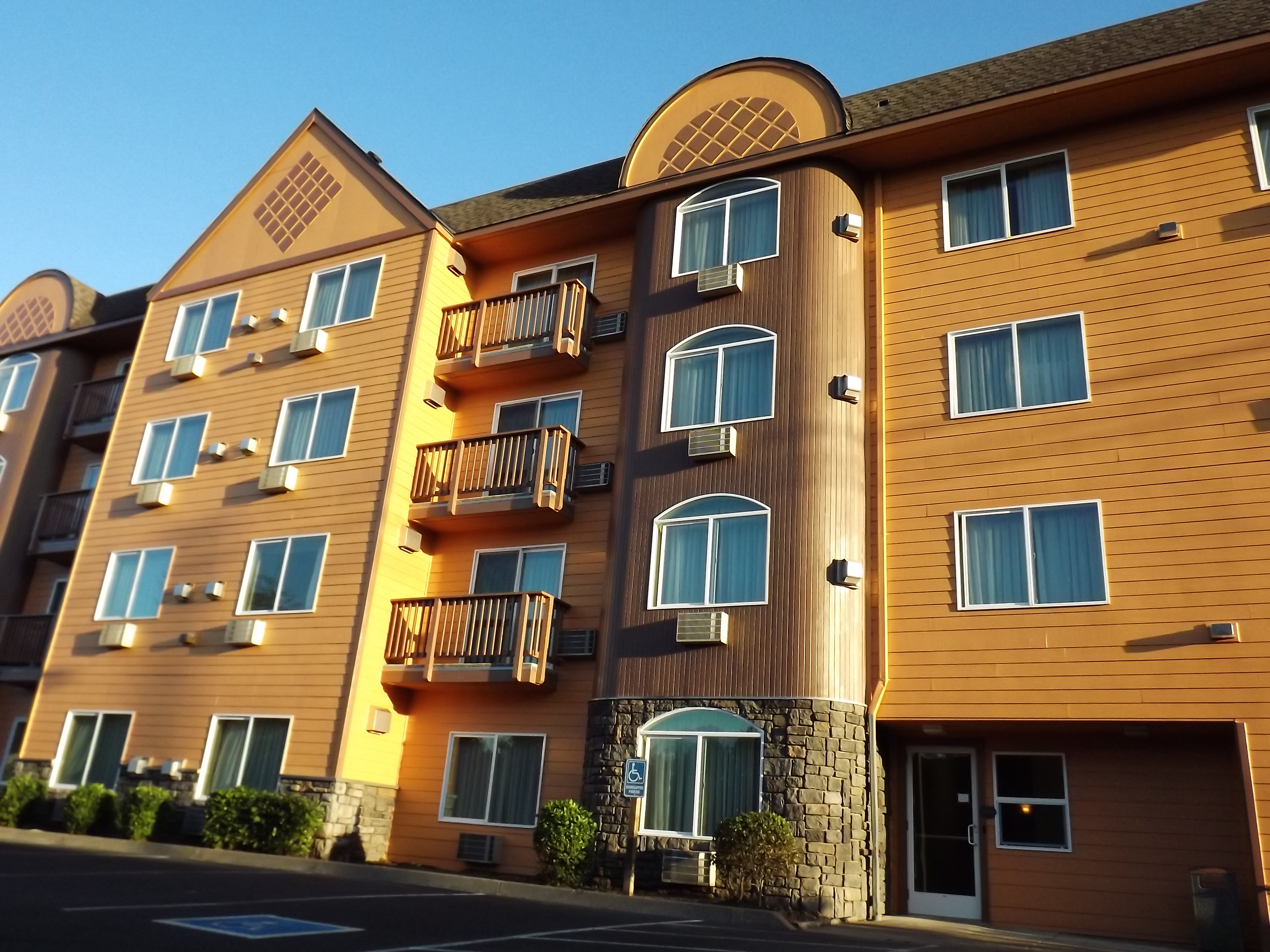 Palace Inn Hotel Exterfior Repaint Lincoln City, OR Gallery Image