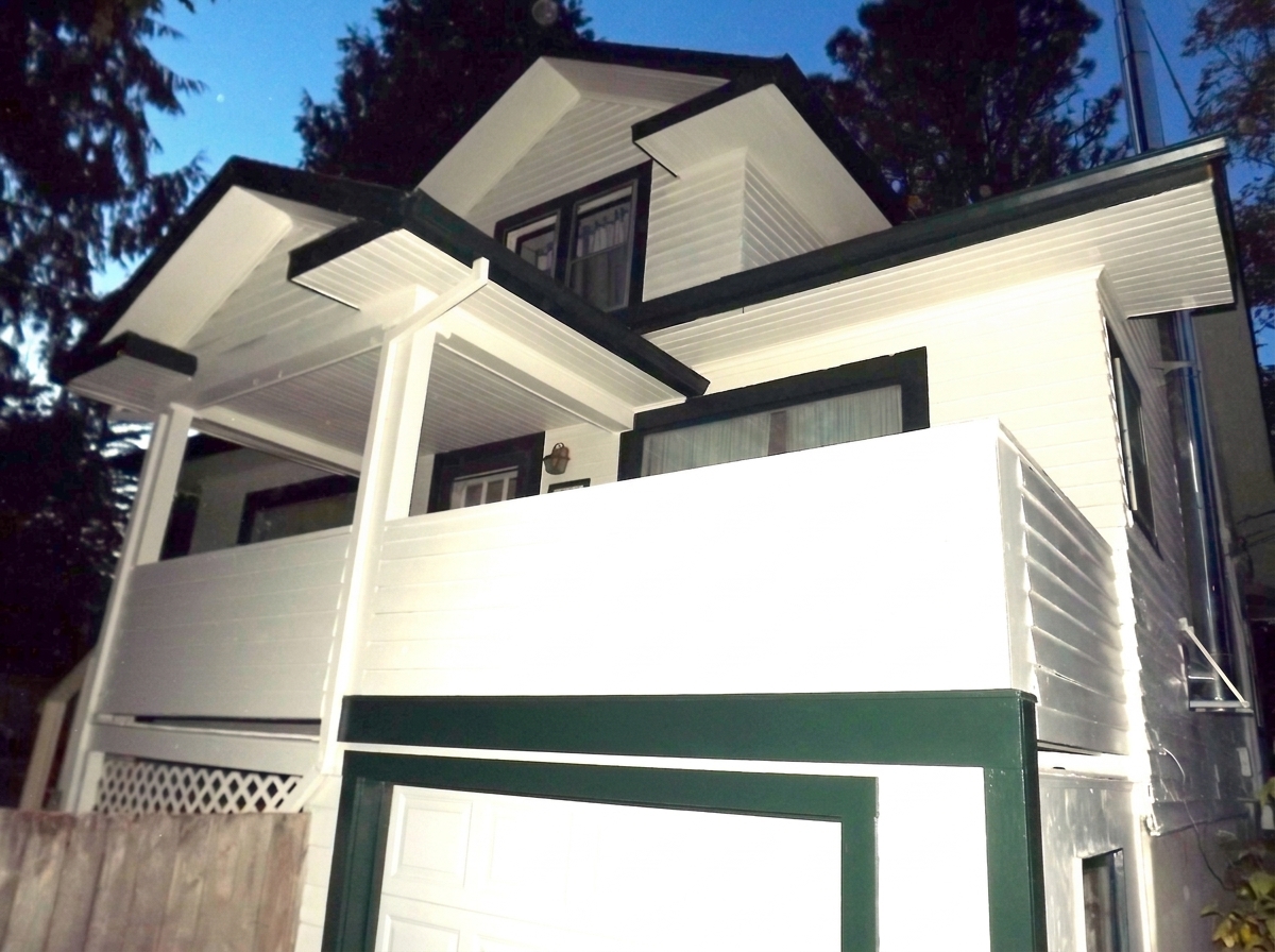 SW Portland Estate - Sunlit Profile & Cohesive Dark Green Trim